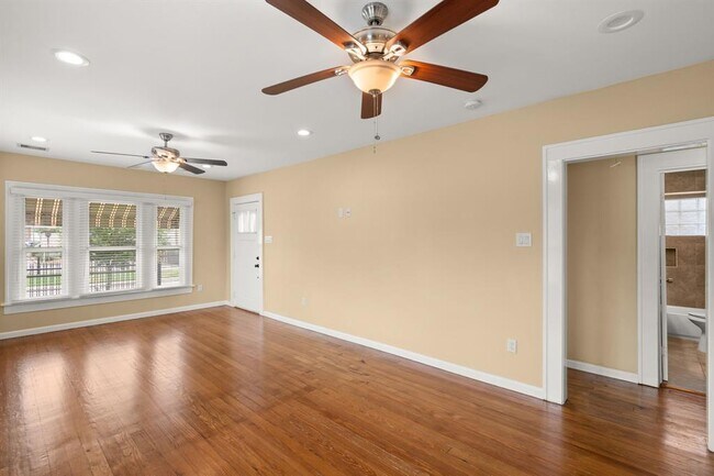 Building Photo - 502 Dell Ct