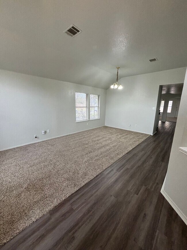 Foto del edificio - 3 Bedroom 2 bath in the heart of South Austin