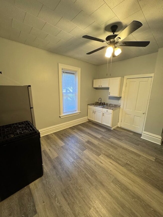 Building Photo - 302 E Washington St