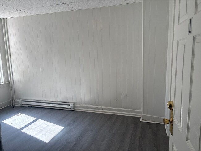 Building Photo - Section 8 Eligible-1st Floor 1 Bedroom Apa...