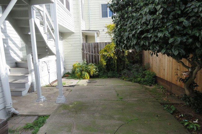 Building Photo - 2 Bedroom with VIEWS in Sunnyside Neighborhood