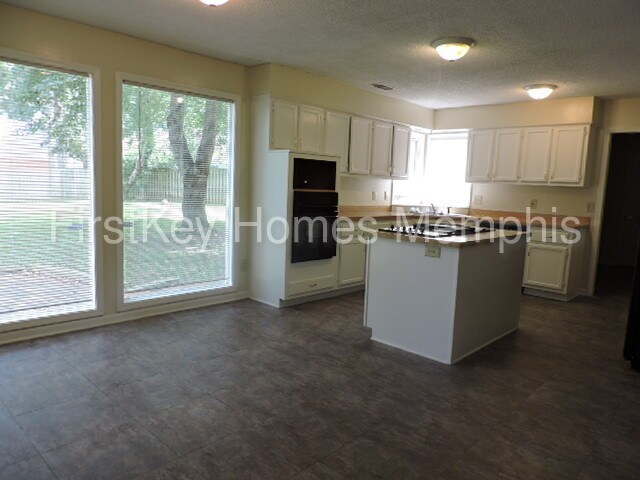 Foto del edificio - 6889 N Hedgewall Cir