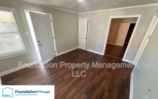 Foto del edificio - 2303 Longstreet Dr