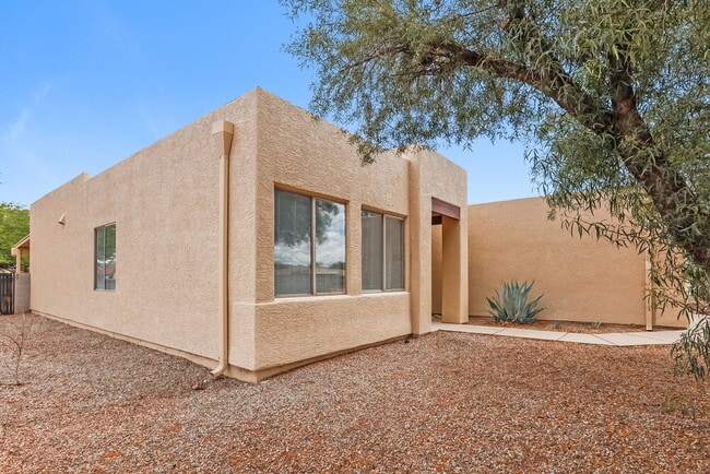 Building Photo - 1534 W Churchill Pl