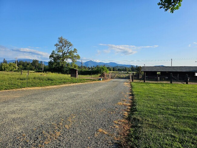 Foto del edificio - Horse Property on 2.5 Acres Minutes to Downtown Grants Pass