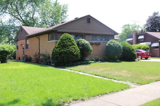 Building Photo - 711 W Cathy Ln