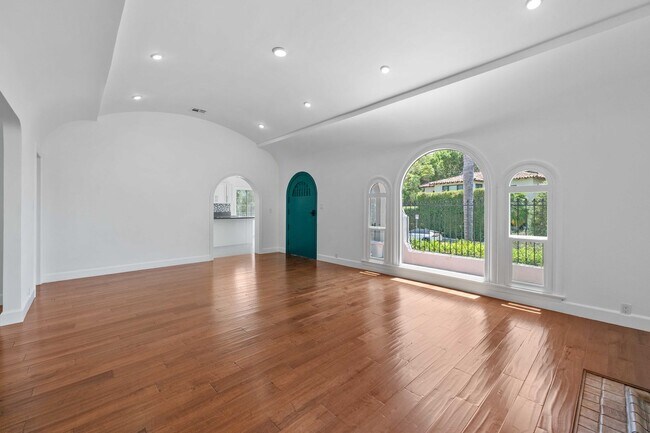Foto del edificio - 4733 Ambrose Ave