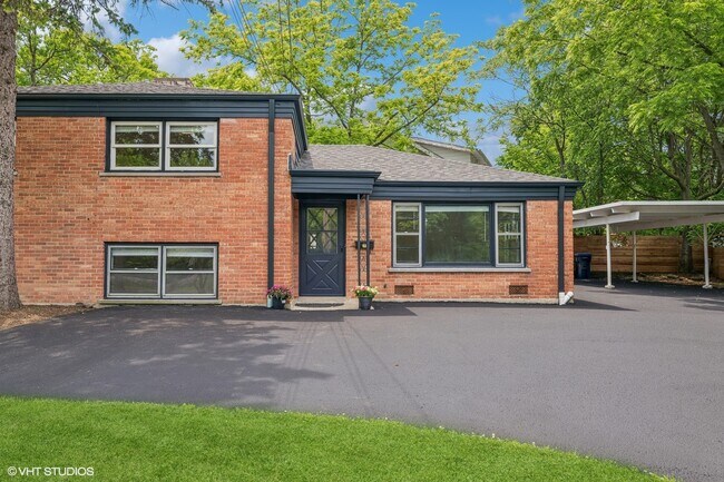 Foto del edificio - 2344 Green Bay Rd