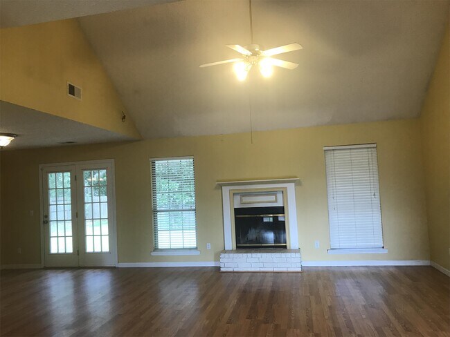 Foto del edificio - 886 Darrow Ln