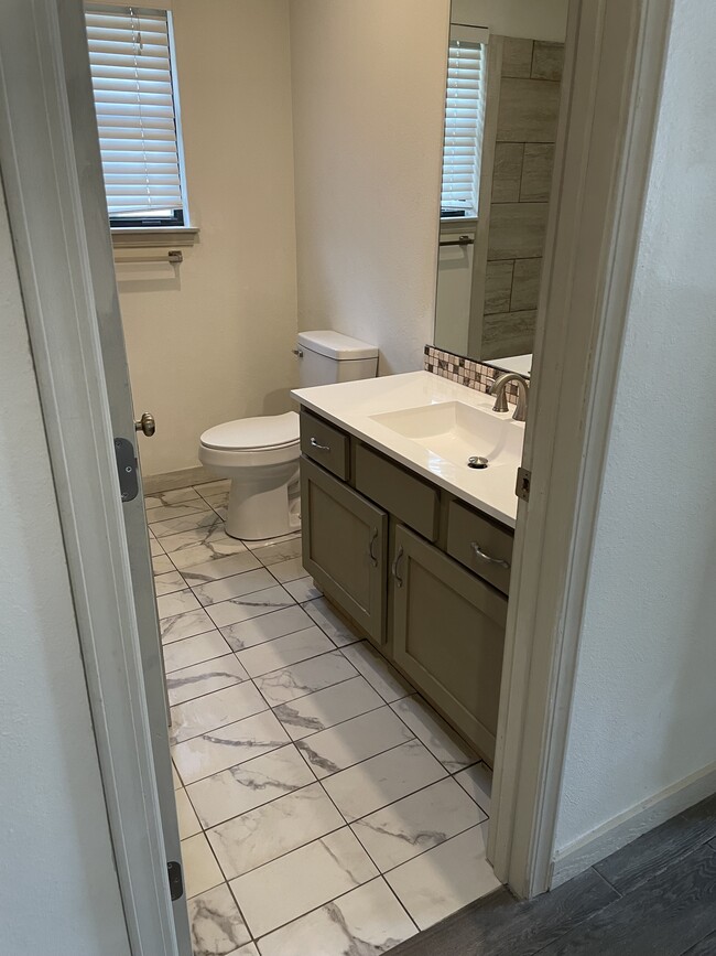 Building Photo - 502 SE Lee Haven Dr