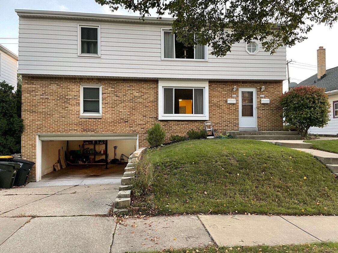6213 W Wells St, Wauwatosa, WI 53213 House Rental in Wauwatosa, WI