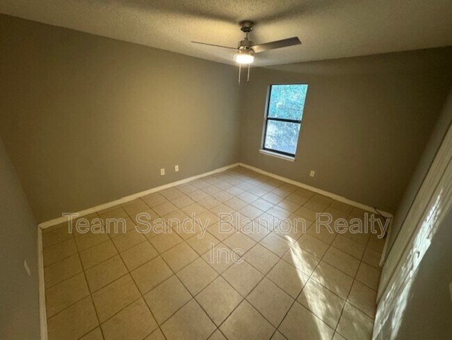 Foto del edificio - 6823 Tiki Ln