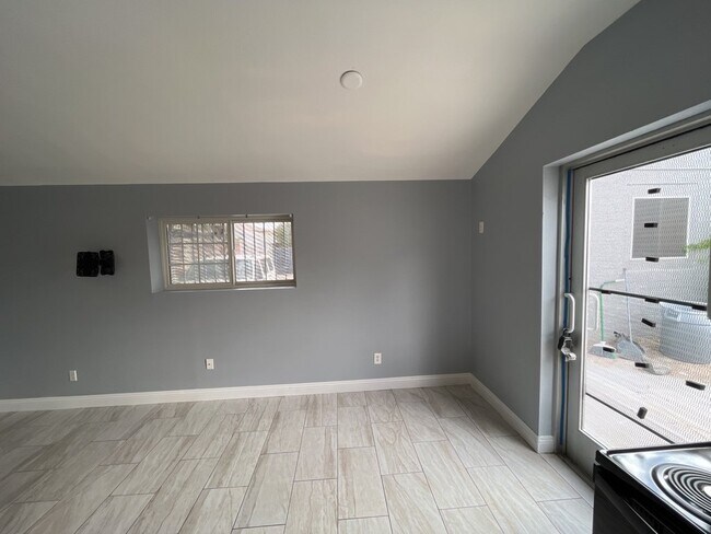Building Photo - ALL UTILITIES INCLUDED STUDIO CENTRALLY LO...