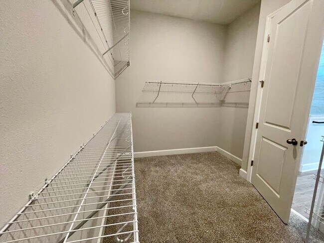 Building Photo - Stunning Home in Hot New Neighborhood- eTown!