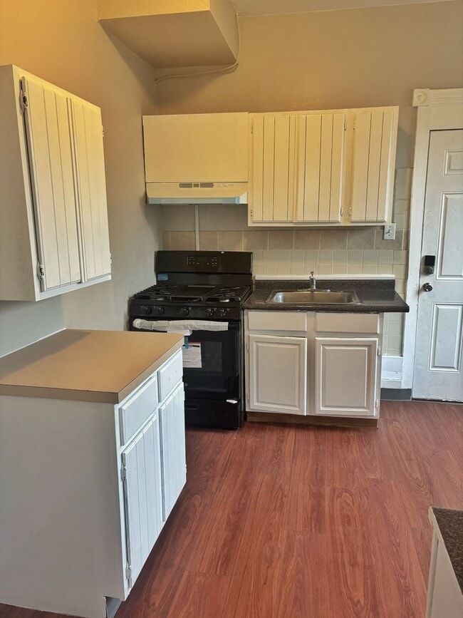 Foto del edificio - Spacious 5-Bed, 1-Bath, 1,890 sqt