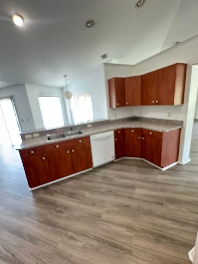 Building Photo - GREAT LOCATION! Four bedrooms, 3 Baths, Family Room
