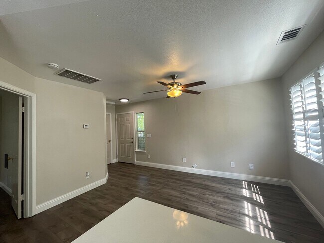 Building Photo - Amazing Location, Central Heat and Air, Washer & Dryer, Must See!