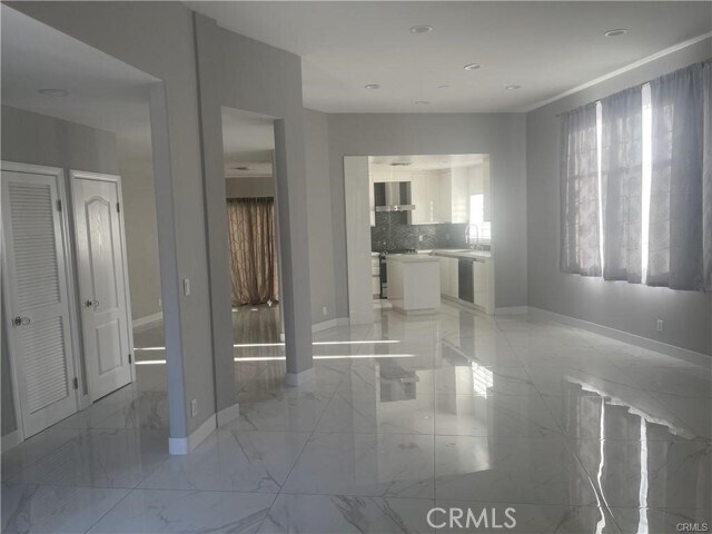Foto del edificio - 2256 Montrose Ave