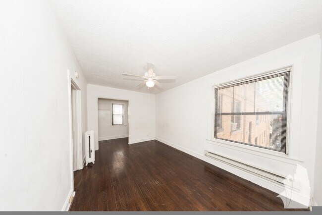 Foto del edificio - 2237 N Bissell St