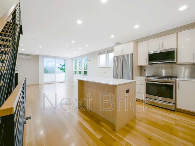 Foto del edificio - 2043 13th Ave W