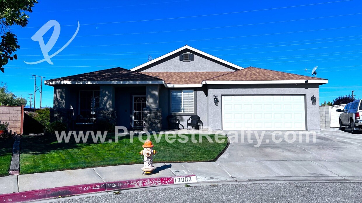 Foto principal - 5 Bed, 2 Bath Victorville Home!!!!!