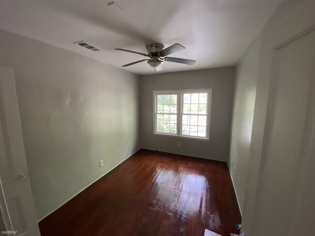 Foto del edificio - 2 br, 1 bath Duplex - 1125 East 55th Street
