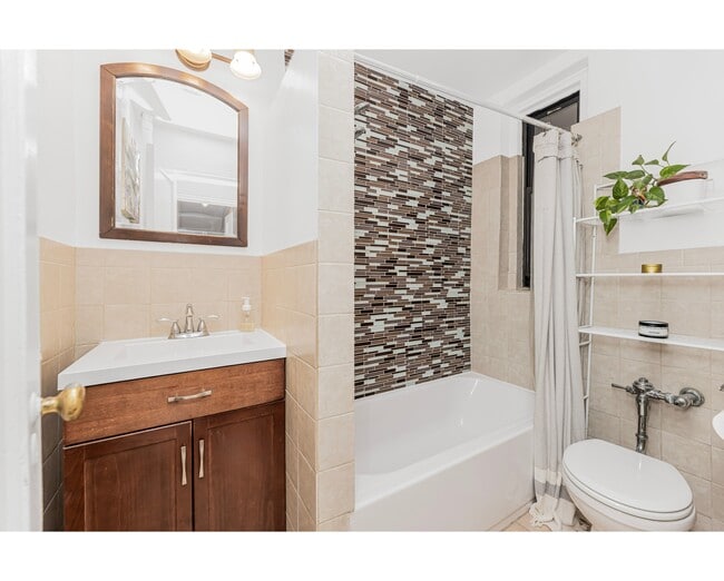 Building Photo - 306 E Mosholu Pky S