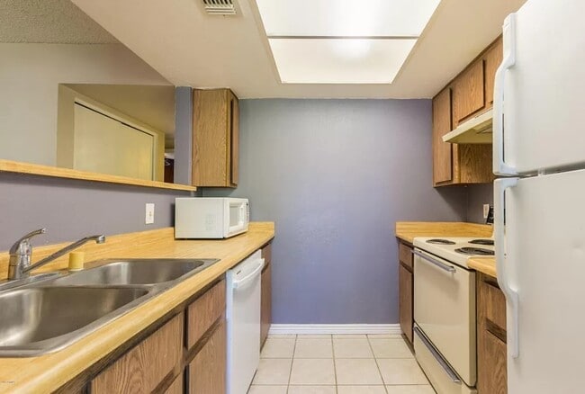 Kitchen - 616 S Hardy Dr