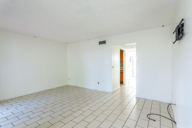 Building Photo - 5080 Elmhurst Rd