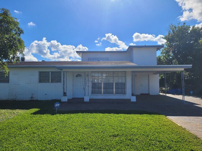 Building Photo - 711 SW 30th Ave