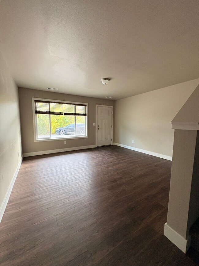 Foto del edificio - Beautiful 3 Bed Townhome