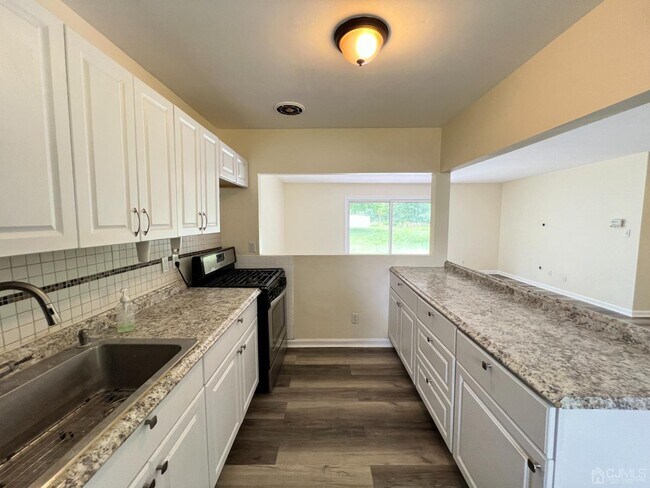 Building Photo - 6 Poe Ct