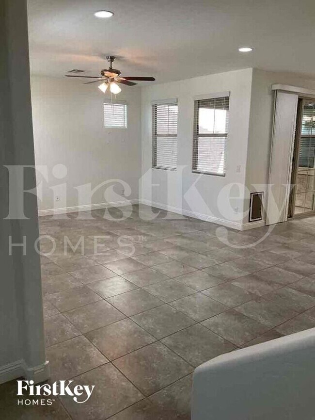 Building Photo - 264 N 69th Pl