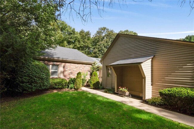 Building Photo - 101 Pine Glen Dr
