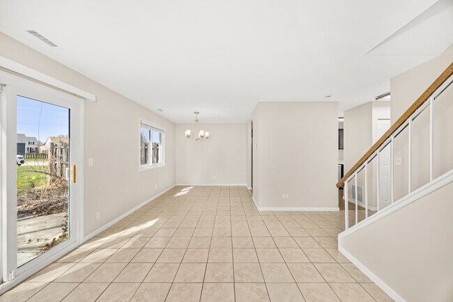 Foto del edificio - Carol Stream Townhome with Three Bedrooms and One Car Garage