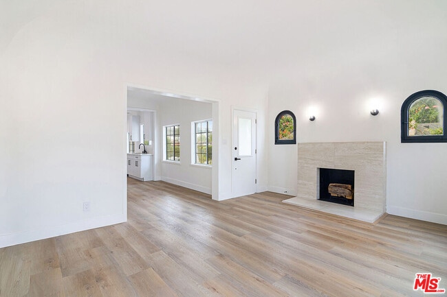 Foto del edificio - 6686 Drexel Ave