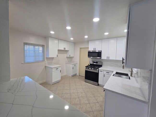Building Photo - Beautiful 3 Bedroom 2 Bathroom Home In a P...