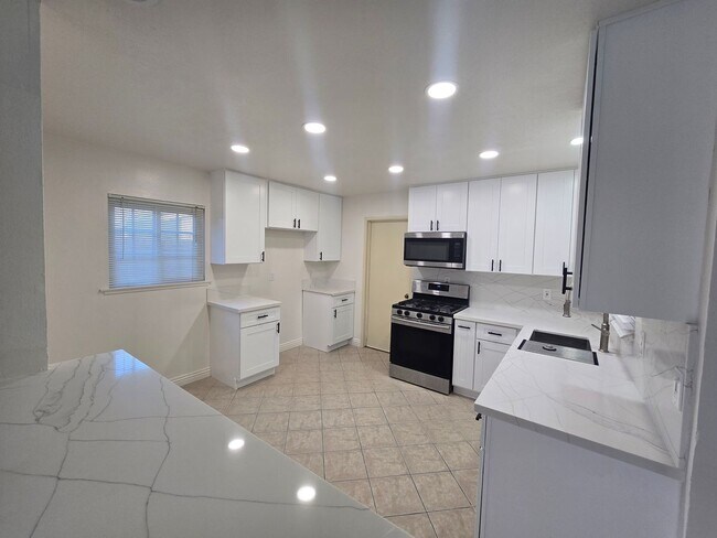 Foto del edificio - Beautiful 3 Bedroom 2 Bathroom Home In a P...
