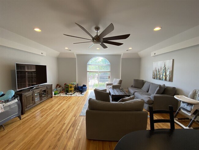 Foto del edificio - 687 Avenue A