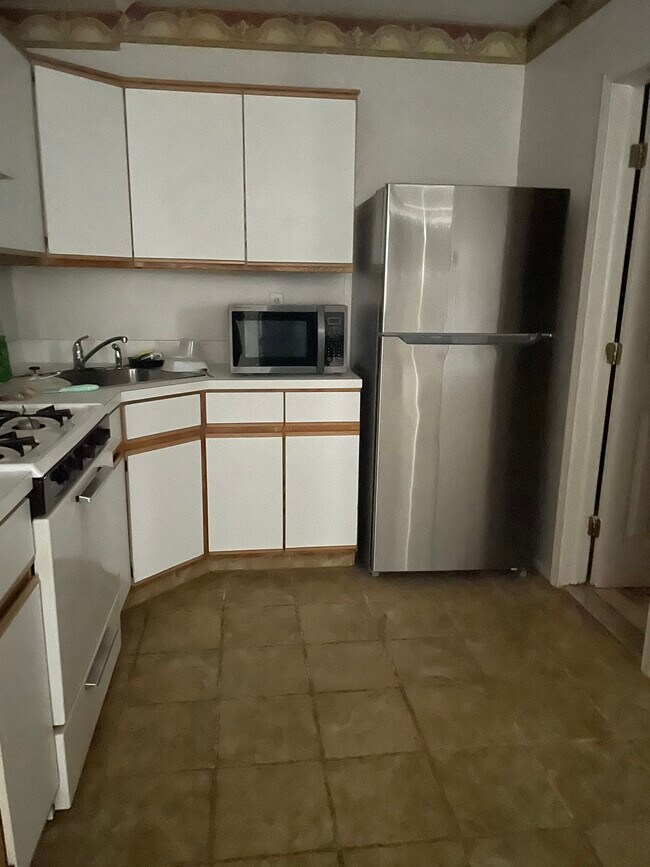 Lovely studio near all shopping and transportation. Quiet residential location. No smoking/no pets - 69 Lenhart St