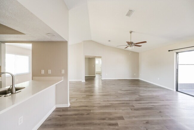 Foto del edificio - 7344 Ashmore Dr