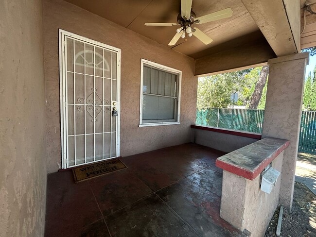 Building Photo - 3 bed, 1 bath, backyard
