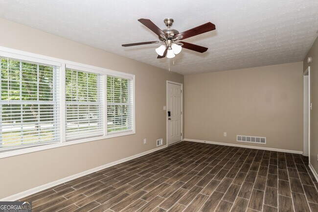 Foto del edificio - 677 Selden Ct