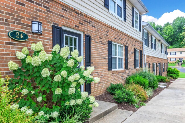 Building Photo - Tanglewood Apartments