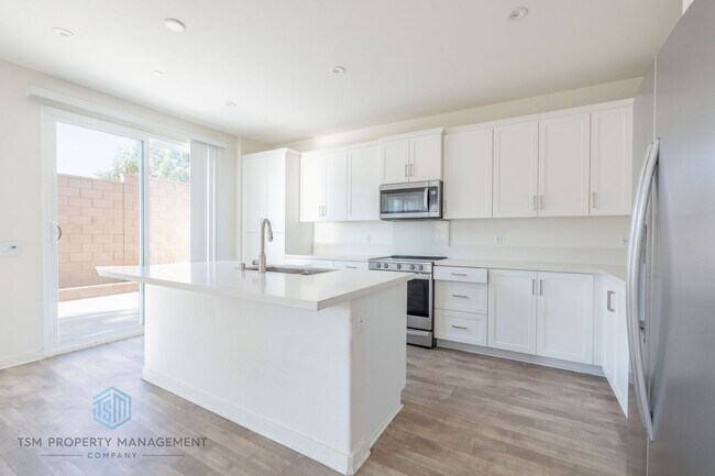 Foto del edificio - Beautiful 4-Bedroom Home in the Gated Citrus at Summit Community