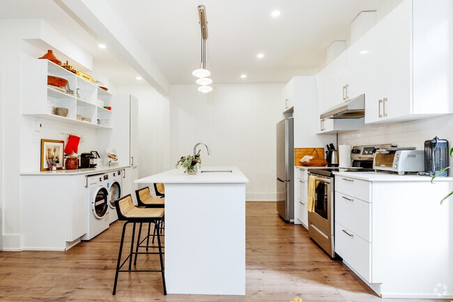 Stainless 5 appliances Kitchen - Plaza Court