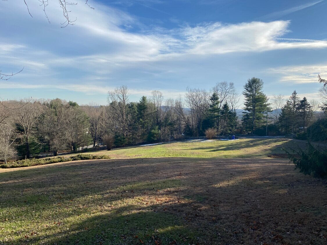 Foto principal - 120 Looking Glass Hill Rd