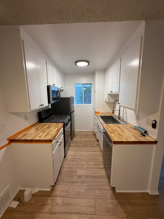 Foto del edificio - 1218 McClellan Dr