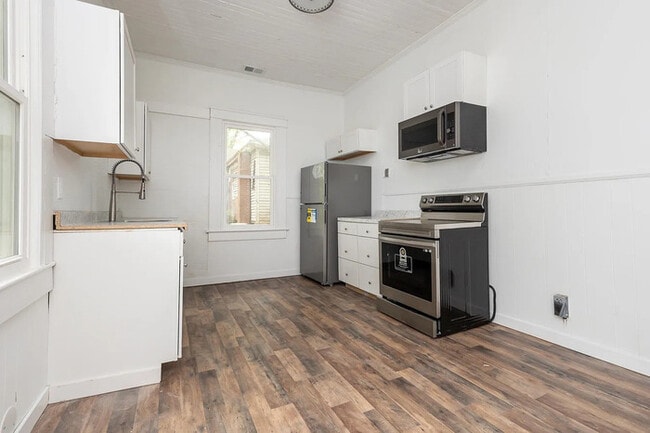 Building Photo - 408 Dickens Ave