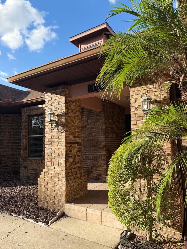 Building Photo - 1102 Sugartree Dr S